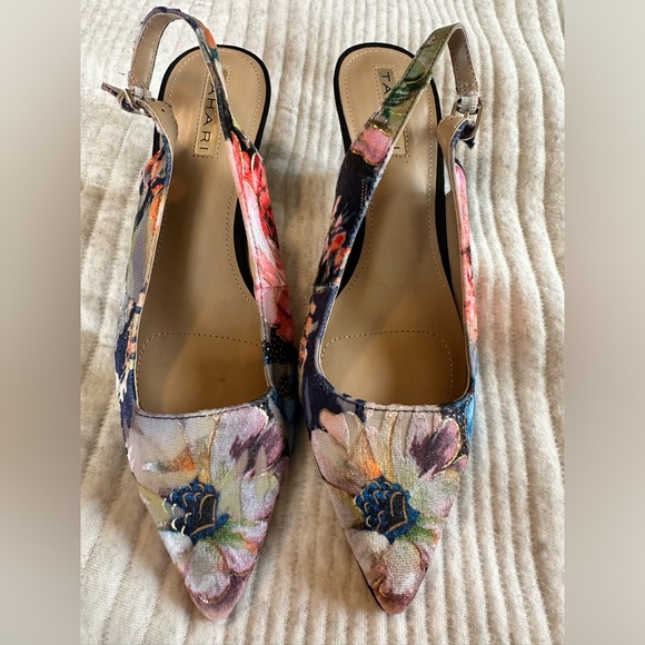 Tahari NWOB Unique Velvet Slingback Kitten Heel - Picture 8 of 13